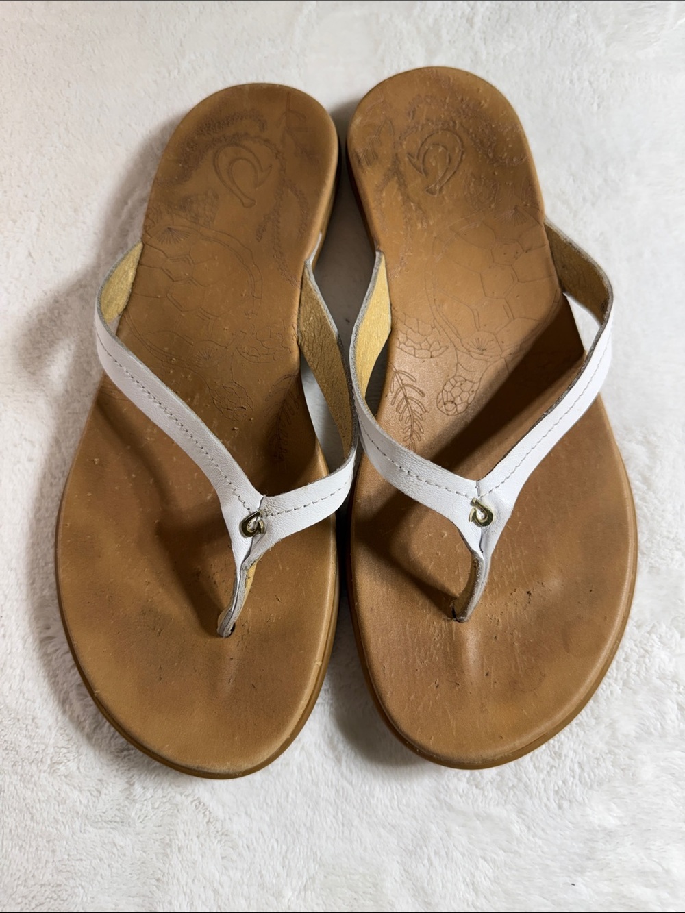 OluKai Women’s White Leather Thong Sandals